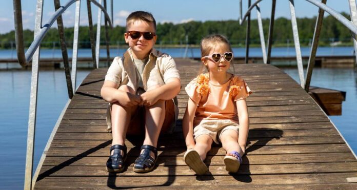 dlaczego okulary przeciwsłoneczne dla dzieci to obowiązkowy element w plecaku małego podróżnika